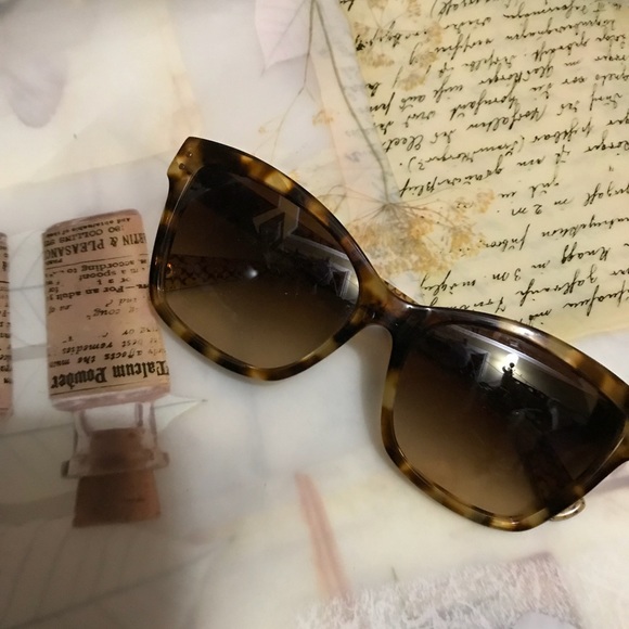 Beautiful Coach sunglasses😉💥 - Picture 1 of 5